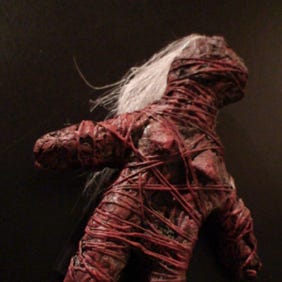 Petites poupées très utiles en cas de perte de l'être aimé ou à la rigueur de panne d'ordinateur. Papier mâché et ficelle.